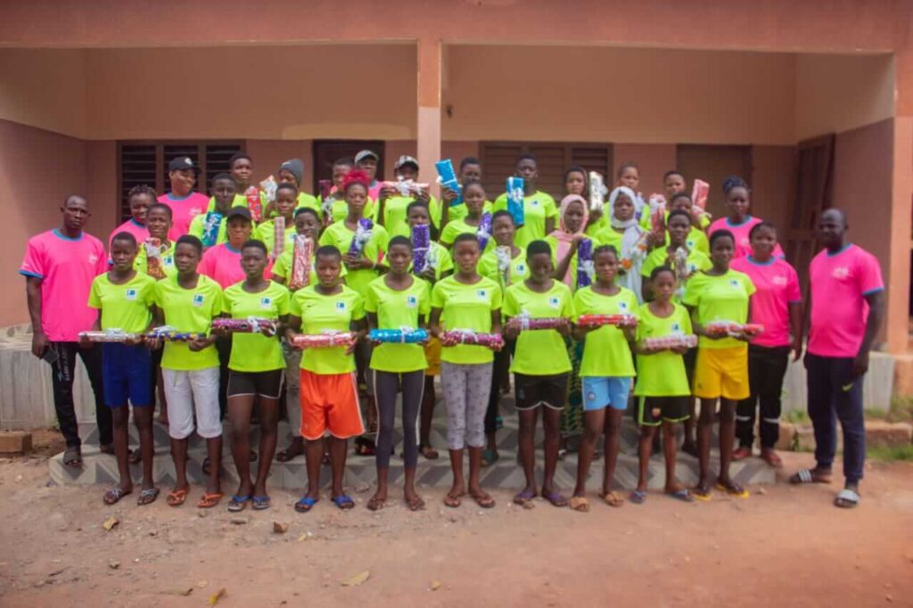 Athlé/Fin du camp du projet Sport au Féminin : Les filles partent de Porto-Novo les bras chargés !