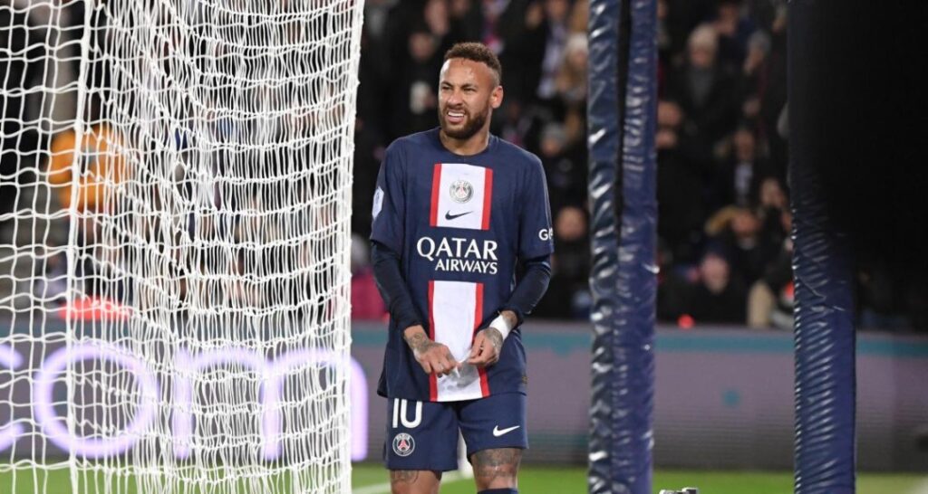 Obsèques de Pelé : Neymar controversé au Brésil